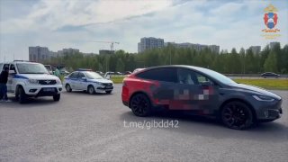 В Кемерове ученик автошколы и инструктор получили штрафы за нарушения при использовании электромобиля Tesla