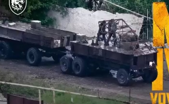 Показана кустарная понтонная переправа, которую пытались использовать ВС РФ