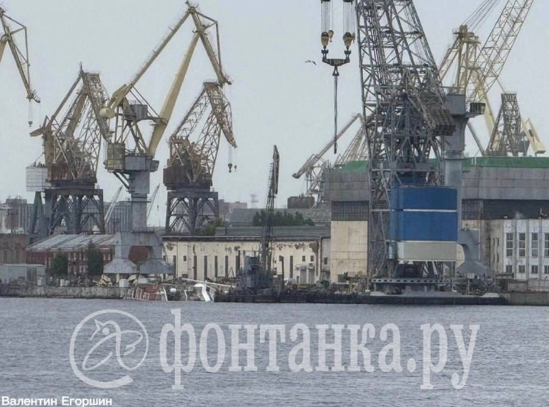 Рядом с утонувшим в Неве буксиром «Капитан Ушаков» появились краны для проведения спасательных работ