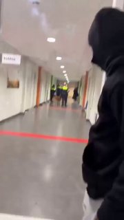 В Нидерландах полицейские грубо задержали беременную женщину в центре для беженцев