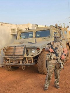 Военнослужащий и бронеавтомобиль «Тигр-М СпН» Африканского корпуса ВС РФ