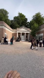 Китайский художник разбросал золото в залах Венецианской биеннале