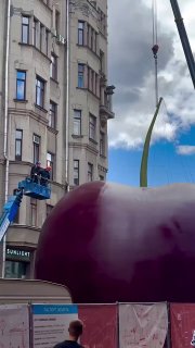 В центре Арбата появилась гигантская черешня