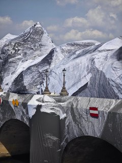 На старейшем мосту Парижа установили масштабную инсталляцию в виде заснеженных скал