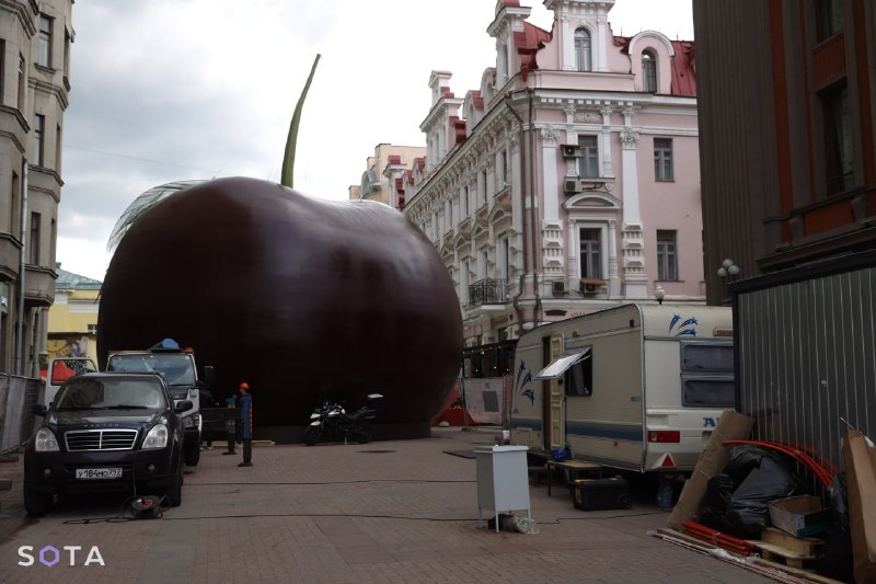На Арбате поставили гигантскую черешню