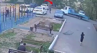 В Казахстане мужчина угнал машину соседа с помощью эвакуатора