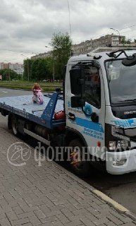 Владелица авто на Дальневосточном проспекте уехала на штрафстоянку вместе со своим автомобилем