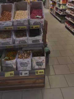 🐦Голуби устроили себе пир у прилавка с орехами в продуктовом магазине на Новой Риге