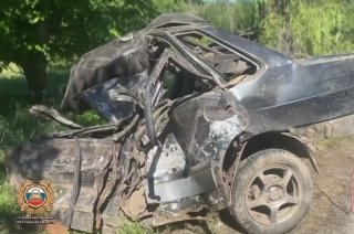 В селе Песчанокопское при въезде автомобиля в дерево погибли три человека