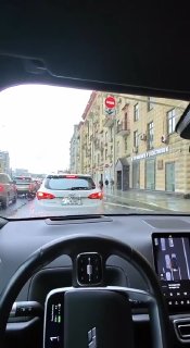 В Москве водитель отправил машину на автопилот в пробке и ушел в магазин