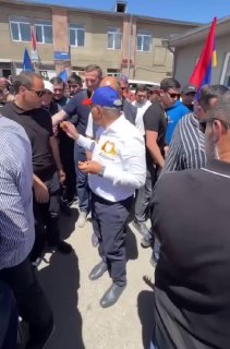 Премьер Армении Никол Пашинян безуспешно попытался запустить голубя в небо