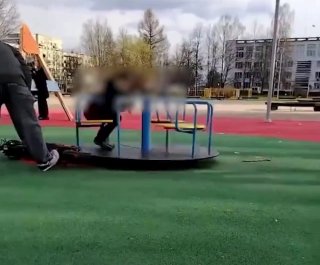 В Тихвине ребенок вылетел с карусели на высокой скорости