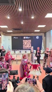 На ПМЭФ «Бурановские бабушки» потанцевали с роботом Матильдой