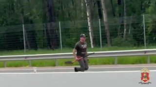 В Смоленской области мужчина метает лопату в машины на трассе «Балтия»
