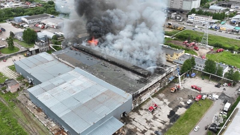 В Архангельске горит склад бытовой химии площадью 7,5 тысячи квадратных метров