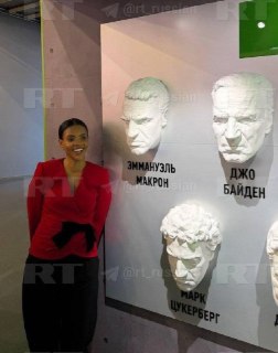 Кэндис Оуэнс сфотографировалась на стенде RT с масками мировых политиков на ПМЭФ
