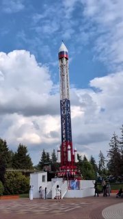 В Питере открылся аттракцион в форме ракеты с триколором