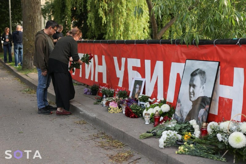 В Вильнюсе почтили память Алексея Навального в день его 50-летия