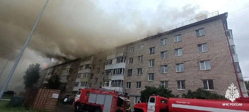 В Нефтекамске загорелась кровля пятиэтажного дома, спасено 15 человек