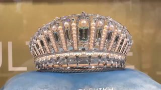 На ПМЭФ-2026 показали короны конкурса «Красота БРИКС»
