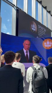 На ПМЭФ фасад стенда Сбера сложился в российский триколор