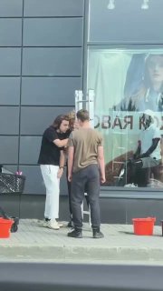Зумеры не смогли разложить стремянку и довели прохожих до истерики
