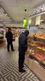 В магазине мужчина положил булку на пол и вступил в спор с очевидцем