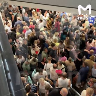 В аэропорту Сочи тысячи пассажиров застряли из-за атак БПЛА