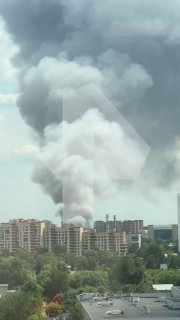 В Мытищах горит спортивный ангар