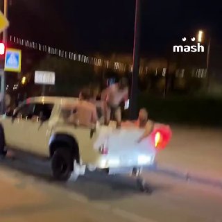 В Красноярске жители устроили бассейн в багажнике джипа из-за жары