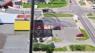 В Белгороде с конца мая не могут починить канализационный люк, извергающий нечистоты