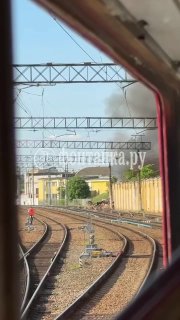 В районе Финляндского вокзала в Петербурге виден черный дым