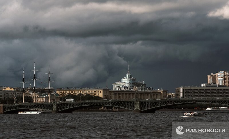 В Петербурге ожидается штормовое предупреждение из-за ливней и сильного ветра