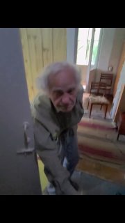 Парень поздравил одинокого дедушку с 90-летием