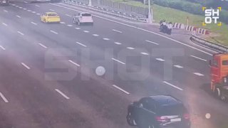 На МКАД мужчина попал под фуру при попытке завести мотоцикл с толкача