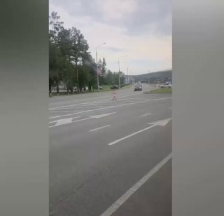 В Тюмени прокуратура начала проверку из-за ребенка, бегавшего по дороге в подгузнике