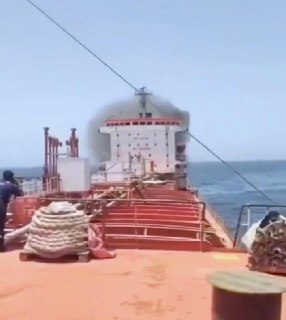 ВМС Омана эвакуировали 24 моряка с атакованного ракетным ударом танкера Индии