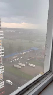 В Питере начался шторм с градом
