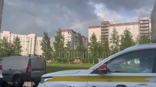 Двойная радуга появилась на небе после грозы и града