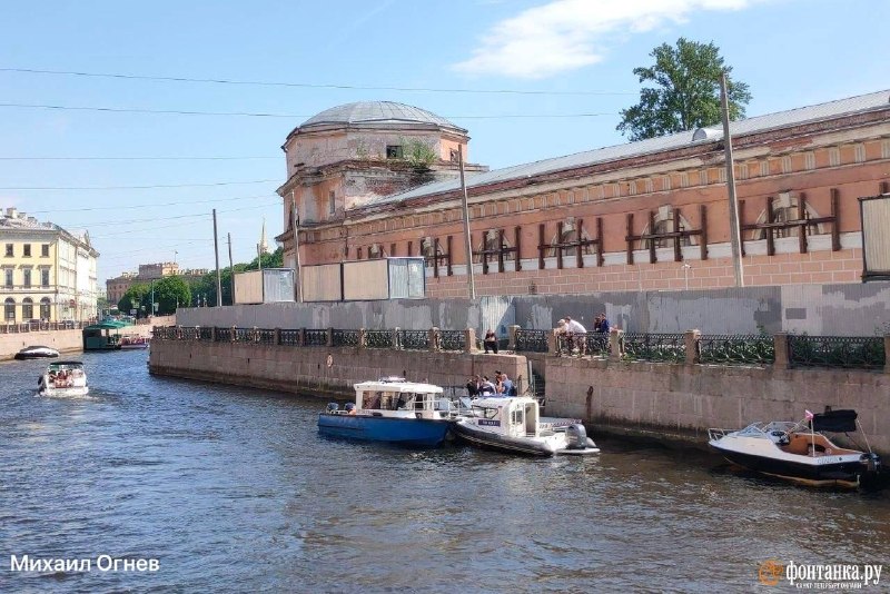 На набережной Мойки в Петербурге обнаружили незаконный причал