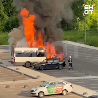 Пожарный спас автомобиль от огня во время возгорания микроавтобуса в Подмосковье