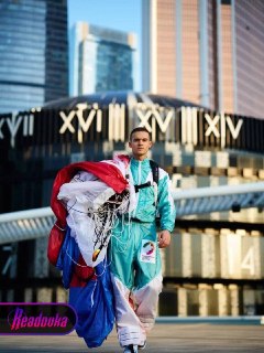 Экстремал-парашютист прыгнул с башни в Москве в честь Дня России и в поддержку МФМ-2026