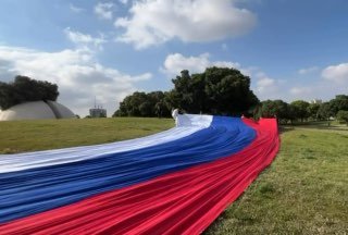 В Тель-Авиве развернули огромный российский флаг в честь Дня России