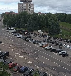 На границе с Эстонией образовались большие очереди из-за праздника Дня России
