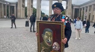 Художник Семен Скрепецкий в Берлине потроллил очередь на прием в посольство РФ