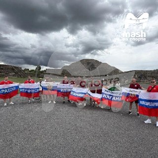 Российские болельщики в Мексике отмечают День России на фоне стадиона «Ацтека» и пирамиды Теотиуакана