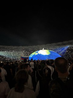 На концерте Kanye West в Тбилиси развернули флаг России