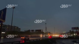 В Московском регионе молния ударила перед автомобилем