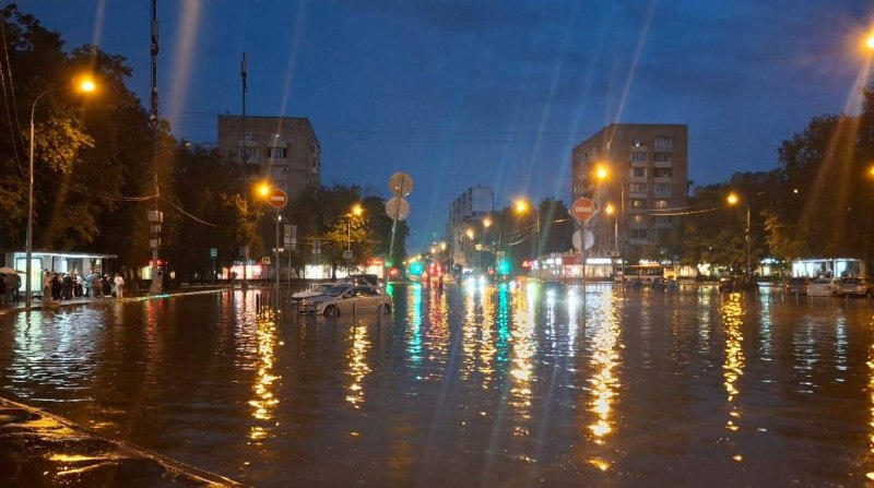 У метро «Первомайская» из-за сильного дождя затопило дорогу