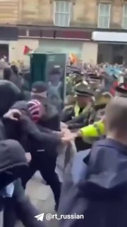 В Глазго столкнулись полиция и протестующие против миграции
